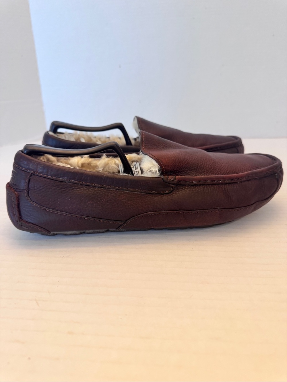 UGG Ascot Mens Sz 9 Leather Driving  Slippers Loafer Shoes FAUX FUR Shearling